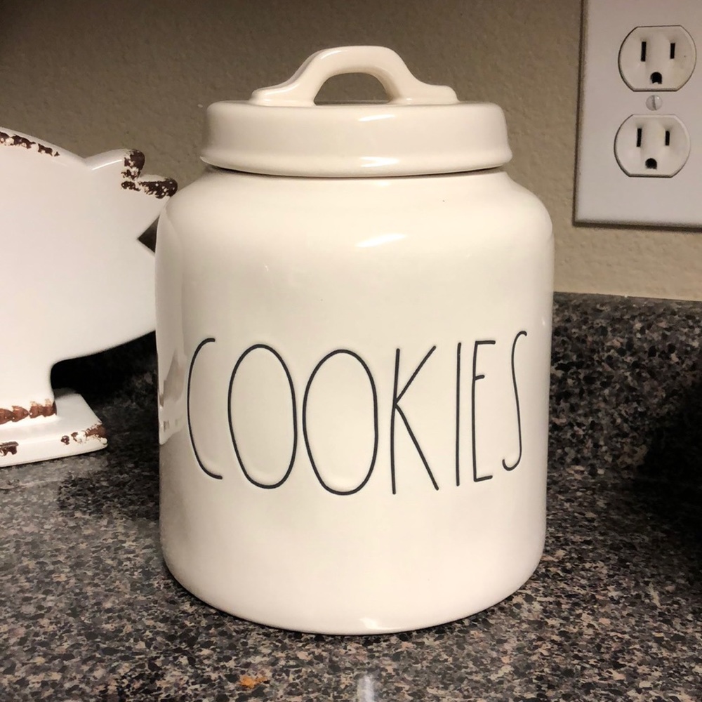 Brand new rae dunn cookies canister❣️